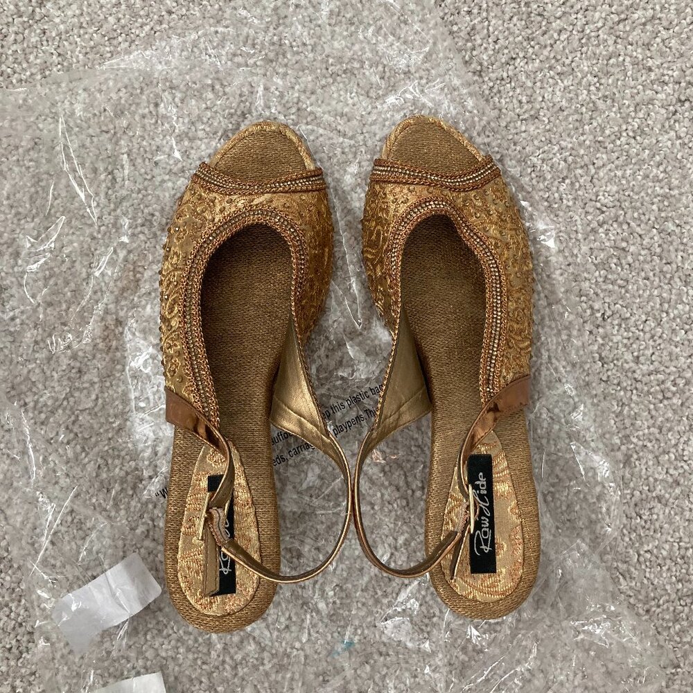 Indian Embroidered Sandals - Picture 2 of 6